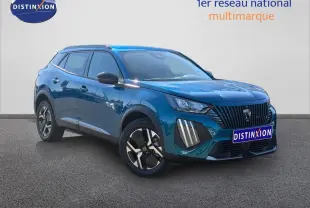 Peugeot 2008 bleu 3/4 avant droit avec calandre noire et feux LED verticaux distinctifs.