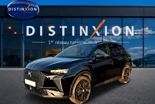 DS7 1.5 BlueHDi noir en 3/4 avant droit, avec calandre distinctive et jantes alliage noires devant showroom Distinxion.