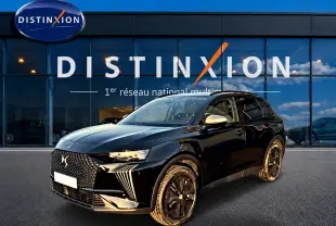 DS7 1.5 BlueHDi noir vue 3/4 avant avec calandre distinctive et jantes noires devant un showroom Distinxion.