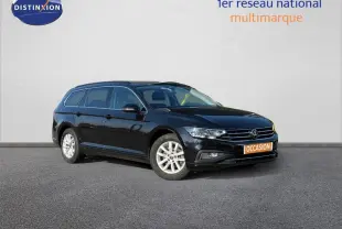 Volkswagen Passat SW noir intense nacré vue 3/4 avant droit avec calandre chromée et jantes alu.