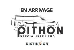 Profil côté gauche du Range Rover Sport P440E hybride noir Santorini avec lignes épurées sur fond blanc.