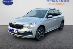 SKODA KAMIQ gris argent métal en vue 3/4 avant droit, avec jantes bi-ton et calandre noire distinctive.