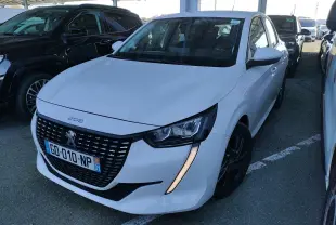 Peugeot 208 blanche vue de trois quarts avant droit, avec jantes noires et calandre distinctive.