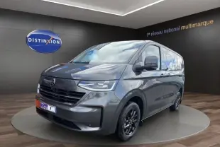 Volkswagen Transporter gris foncé en 3/4 avant droit, avec jantes noires et calandre noire brillante.