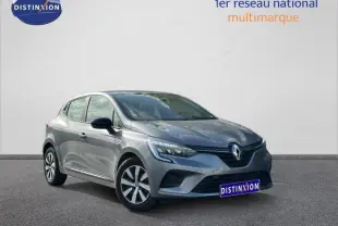 Renault Clio 2023 gris en 3/4 avant droit, avec calandre distinctive et jantes alliage bicolores.