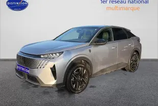 Peugeot 3008 gris 3/4 avant droit avec calandre distinctive et jantes noires en alliage.