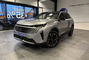 Peugeot 3008 gris Artense en 3/4 avant droit, avec calandre noire laquée et jantes alliage 19'' diamantées.