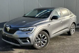 Renault Arkana gris métallisé en vue 3/4 avant droit, avec jantes alliage et calandre distinctive noire.