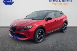 Alfa Romeo Junior 1.2 hybride 2026 rouge et noir, vue 3/4 avant avec jantes alliage et toit noir contrasté.