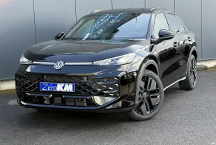 Volkswagen T-Roc noir Ébène en 3/4 avant droit, avec jantes noires et vitres arrière surteintées.
