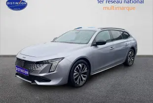 Peugeot 508 SW gris artense en 3/4 avant droit, avec calandre chromée et jantes alliage distinctives.