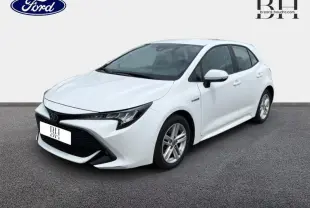 Toyota Corolla hybride blanc pur vue 3/4 avant droit avec calandre noire et jantes alu.