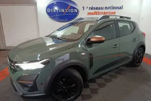 Vue 3/4 avant droite d'une Dacia Sandero Extreme+ TCe 110 2024 vert avec rétroviseurs cuivrés et jantes noires.