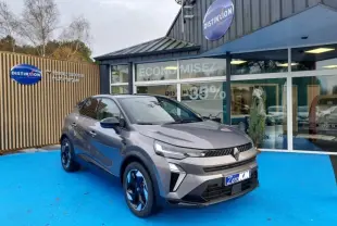 Renault Captur 2025 gris Cassiopée en 3/4 avant droit, avec jantes alu et calandre moderne distinctive.