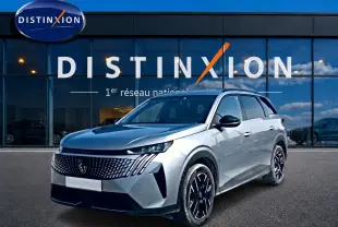 Peugeot 5008 Hybrid 145 allure e-dcs6 gris artense en 3/4 avant droit devant showroom Distinxion.