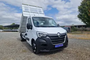 Renault Master Châssis cabine blanc en 3/4 avant droit avec benne relevée et roues jumelées visibles.
