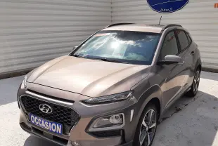 Vue 3/4 avant droite d'un Hyundai Kona gris métallisé 2018 avec calandre noire et jantes alliage bicolores.