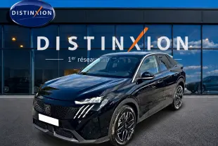 Peugeot 3008 noir vue 3/4 avant droit, avec calandre distinctive et jantes alliage noires devant showroom Distinxion.