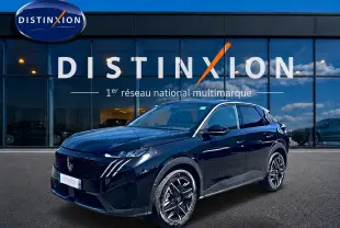 Peugeot 3008 noir vue 3/4 avant droit, avec calandre distinctive et jantes alliage noires devant showroom Distinxion.