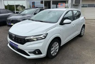 Vue 3/4 avant droite d'une Dacia Sandero 2023 blanc glacier avec calandre noire et feux LED distinctifs.