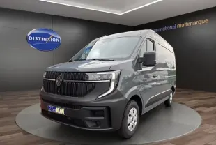 Renault Master gris foncé en 3/4 avant droit, avec calandre noire distinctive et phares LED en studio showroom.