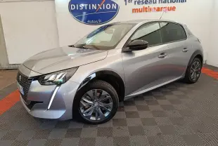 PEUGEOT 208 Electrique gris clair vue 3/4 avant droit, avec jantes alliage et feux LED distinctifs.