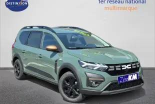 Vue 3/4 avant gauche d'un Dacia Jogger vert avec jantes noires et coques de rétroviseurs bronze.
