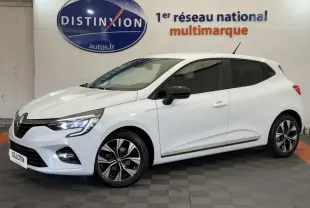 Renault Clio Evolution TCe 100 GPL blanche vue de profil droit en intérieur, avec jantes alliage et rétroviseurs noirs.