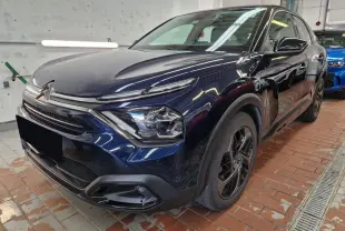 Citroën C4 2024 bleu Eclipse en 3/4 avant droit avec toit noir Perla et jantes alliage 18 pouces Aeroblade.