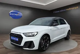 Audi A1 Sportback blanc vue 3/4 avant avec toit noir et jantes noires en exposition showroom.