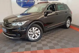 Volkswagen Tiguan noir hybride rechargeable vu en 3/4 avant droit, avec jantes alliage et badge eHybrid visible.