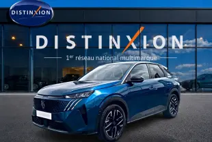 Peugeot 3008 bleu 3/4 avant droit, avec calandre distinctive et jantes alliage noires devant showroom Distinxion.