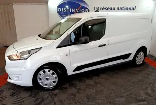Vue côté droit du fourgon Ford Transit blanc 2022, avec jantes acier et rétroviseurs noirs dans un showroom.