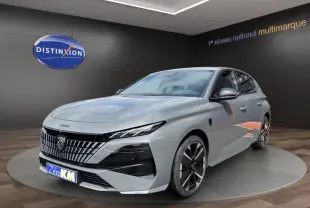 Peugeot 308 gris clair en vue 3/4 avant droit, avec calandre distinctive et jantes noires bicolores.
