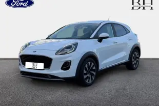 Ford Puma blanc Glacier en 3/4 avant droit, avec calandre noire et jantes alliage bicolores visibles.