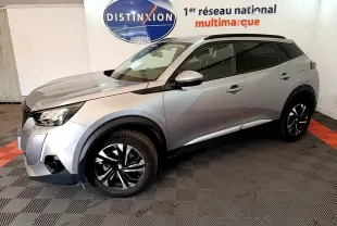 Peugeot 2008 gris clair vue de profil droit en intérieur, avec jantes noires et toit noir contrasté.