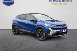 Renault Captur 1.8 E-Tech hybride 2026 en bleu Iron et noir, vue 3/4 avant avec jantes noires distinctives.