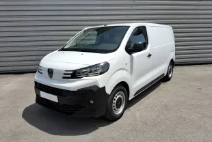Vue 3/4 avant d'un Peugeot Expert Fourgon blanc 2025 avec pare-chocs noir et jantes acier simples.