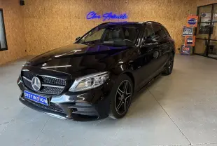 Mercedes Classe C Break noir métal vue 3/4 avant droit avec jantes AMG bi-ton et calandre distinctive.