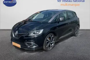 Renault Scénic IV noir en 3/4 avant droit, avec jantes alliage et feux LED distinctifs, sur fond neutre.