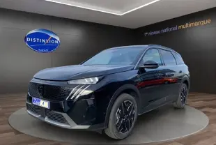 Peugeot 5008 noir Perla Nera en 3/4 avant droit, avec jantes alu 19'' et calandre noire distinctive.