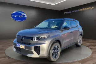 Vue 3/4 avant d'un Citroën C3 Hybrid 145 E-DCS6 MAX gris foncé avec jantes distinctives en concession.