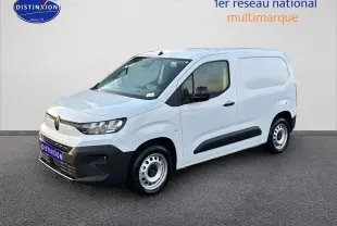 Vue 3/4 avant droit du Citroën Berlingo Fourgon blanc avec porte latérale coulissante et pare-chocs noirs.