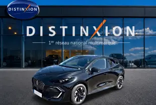 Renault Clio VI noire vue en 3/4 avant droit, avec jantes alliage et calandre distinctive devant showroom Distinxion.