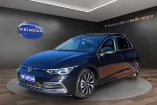 Volkswagen Golf noire vue en 3/4 avant droit avec toit panoramique et jantes alliage distinctives.
