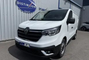 Vue 3/4 avant droite d’un Renault Trafic Fourgon blanc 2025 avec calandre noire et logo Renault proéminent.