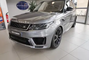 Vue 3/4 avant droite d'un Range Rover Sport 2020 gris foncé métal avec jantes noires et calandre distinctive en showroom.