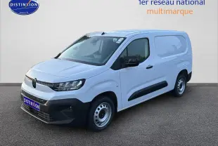 Vue 3/4 avant droit du Citroën Berlingo Fourgon blanc avec porte latérale coulissante et pare-chocs noir.