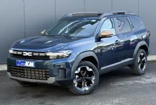 Vue 3/4 avant du Dacia Bigster 2026 bleu indigo avec jantes alliage noires et rétroviseurs bronze.