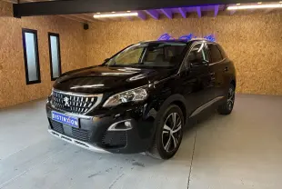 Peugeot 3008 noir vue 3/4 avant droit dans un intérieur avec murs en bois et éclairage fluorescent.